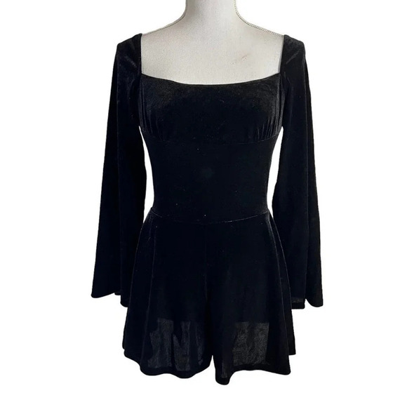 Aqua NEW Black Velour Romper Size Medium Flared Long Sleeves Shorts Cocktail - Picture 1 of 7
